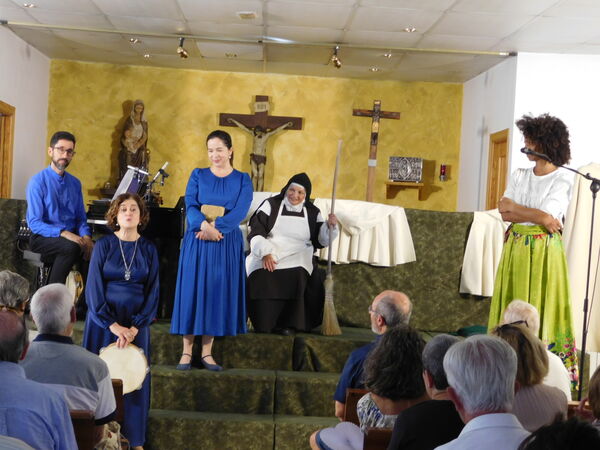 En la iglesia de Nuestra Señora Virgen de la Encina en Galindo y Perahuy (urbanizaciones)