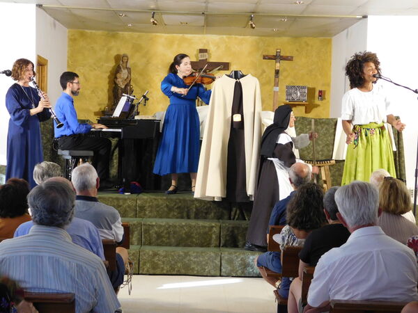 En la iglesia de Nuestra Señora Virgen de la Encina en Galindo y Perahuy (urbanizaciones)