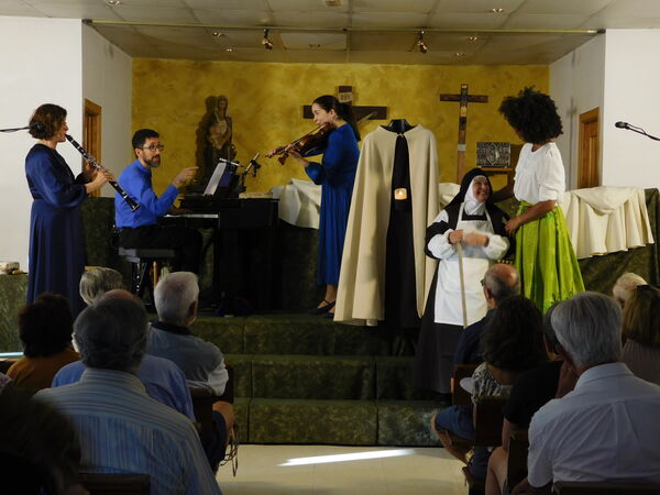 En la iglesia de Nuestra Señora Virgen de la Encina en Galindo y Perahuy (urbanizaciones)