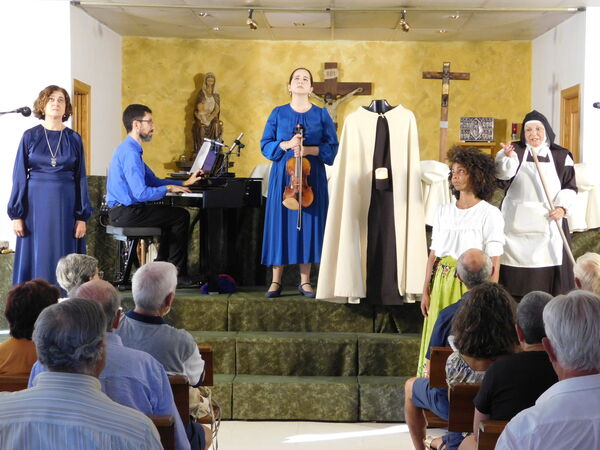 En la iglesia de Nuestra Señora Virgen de la Encina en Galindo y Perahuy (urbanizaciones)