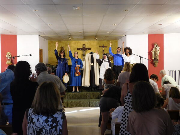 En la iglesia de Nuestra Señora Virgen de la Encina en Galindo y Perahuy (urbanizaciones)