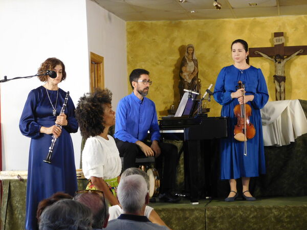 En la iglesia de Nuestra Señora Virgen de la Encina en Galindo y Perahuy (urbanizaciones)