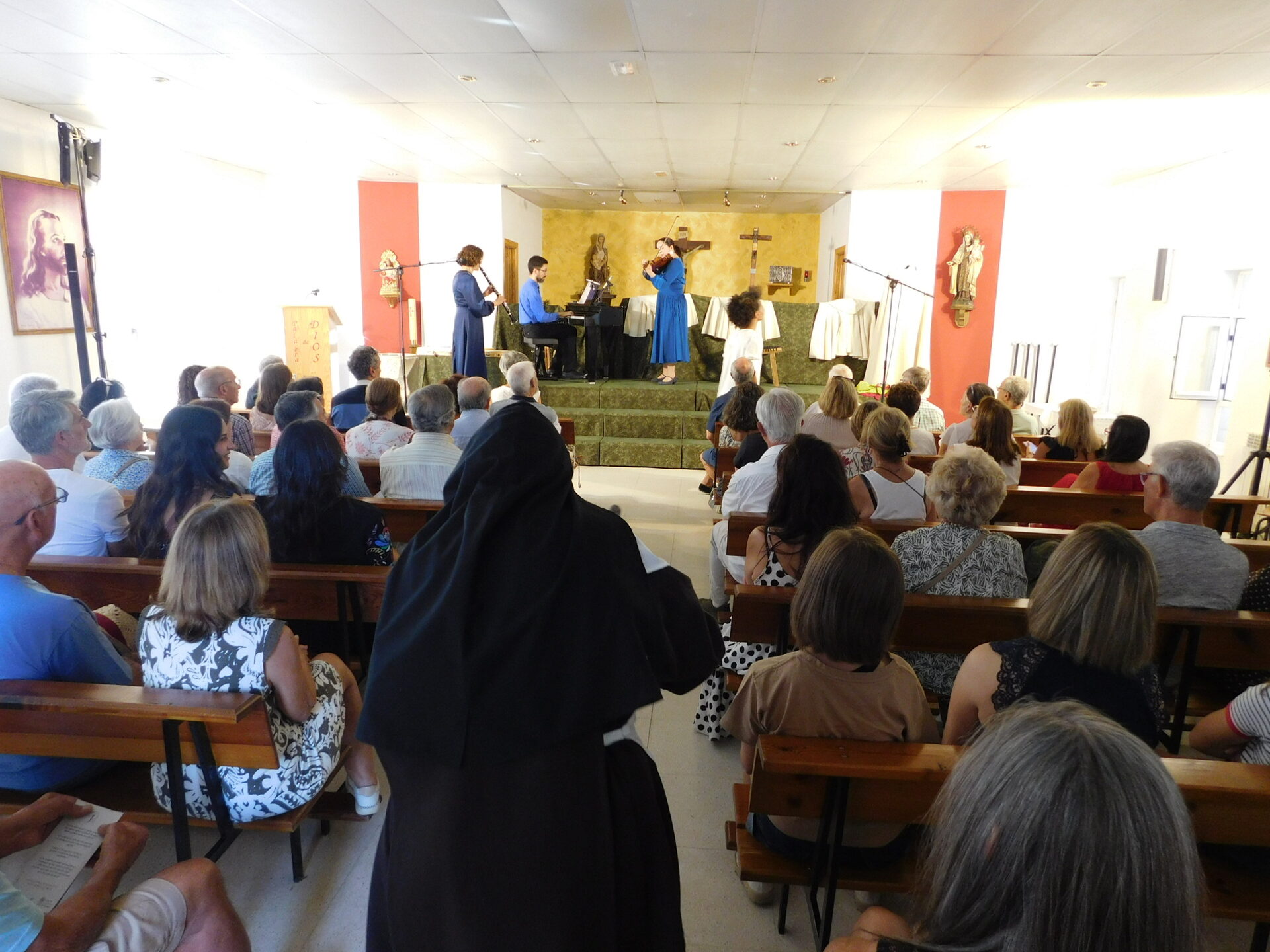 En la iglesia de Nuestra Señora Virgen de la Encina en Galindo y Perahuy (urbanizaciones)
