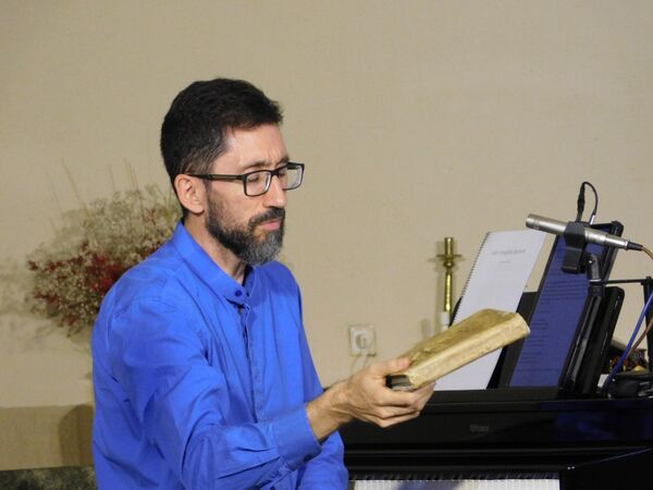 El libro de cuatro siglos que viaja de mano en mano llegó a Herguijuela de Ciudad Rodrigo