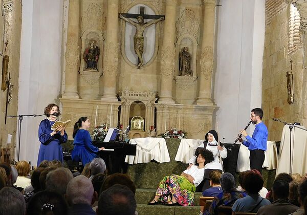 La magia del teatro vivo emociona en la iglesia de San Pedro de Villoria