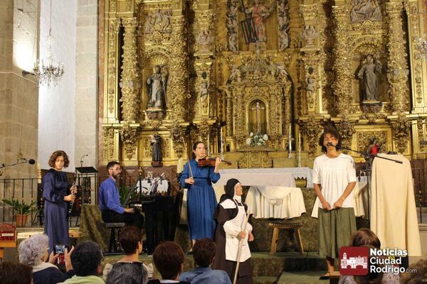 Aplausos de un público entregado en la representación de «Juan, el espíritu del Amor» en El Bodón
